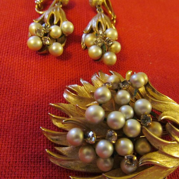 VINTAGE  ANTIQUE GOLD LEAF  BROACH AND CLIP EARRINGS- PEARLS RHIESTONES MINT - Picture 5 of 16